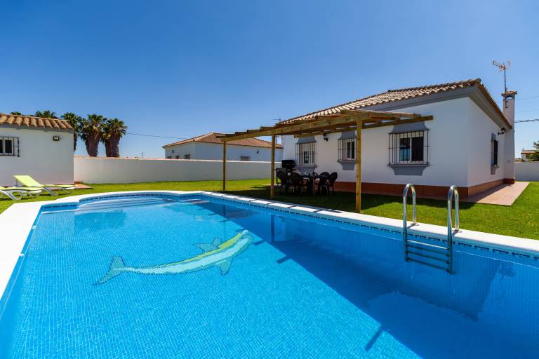 House with fast internet, barbeque & private pool | Perfect for remote work in Cádiz