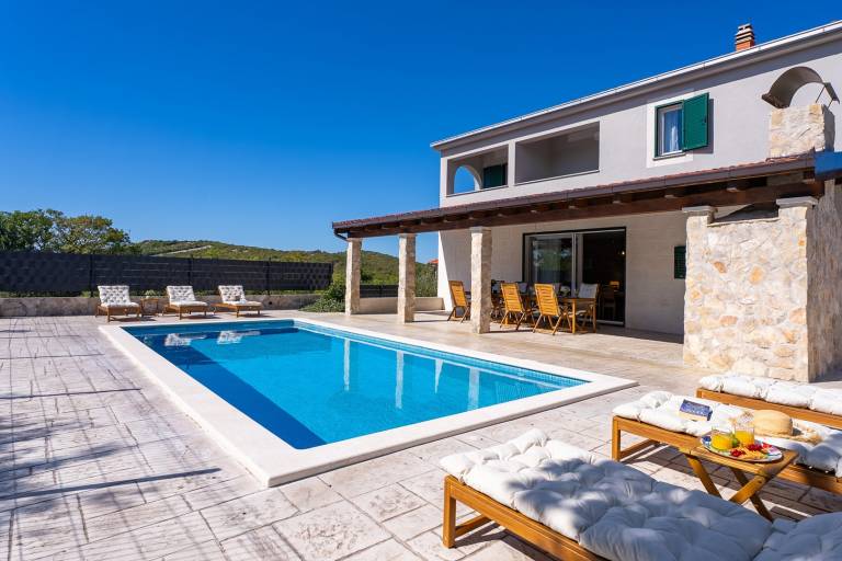 Fully equipped beautiful villa with fast internet, garden & barbecue | Pets allowed — photo 3