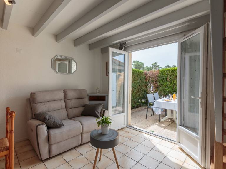 House with patio — photo 3