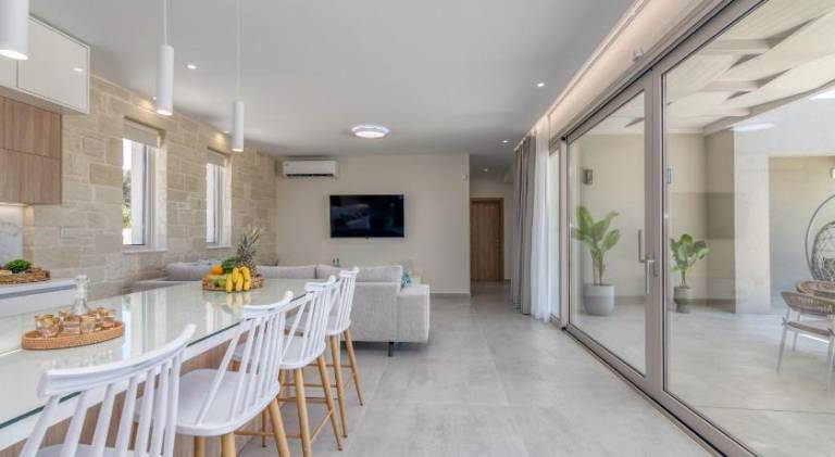 Villa with terrace, private pool & grill | Perfect for remote work — photo 4