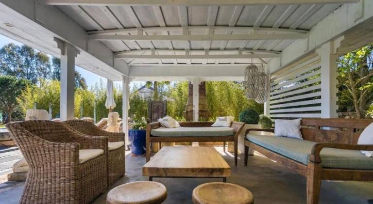 Villa with pool — photo 4