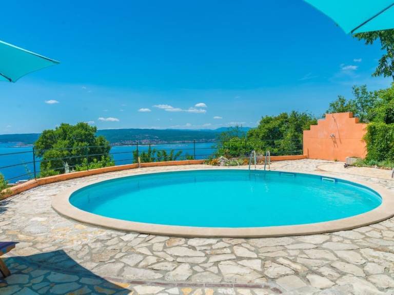 Fully equipped vacation home with barbecue, yard & private pool | Nature view | Dogs allowed — photo 2