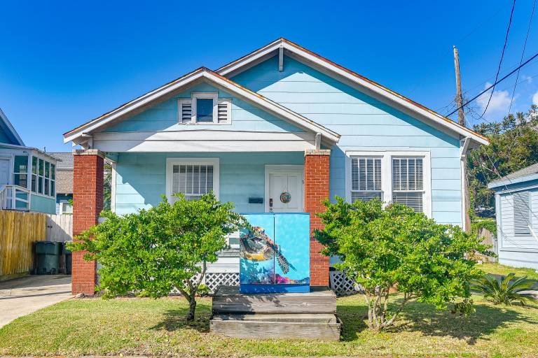 Steps to Seawall & Shore! Galveston Escape w/ Yard — photo 3