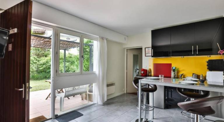 Rental apartment with barbecue, yard & terrace — photo 3