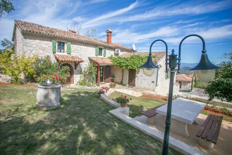 Children-friendly nice villa with private pool, jacuzzi & yard | Pets are welcome — photo 4