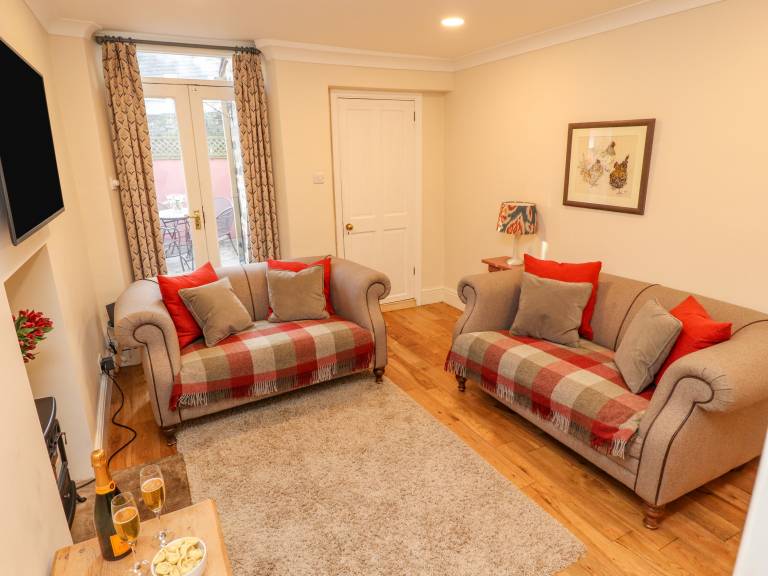 Cottage with yard — photo 4