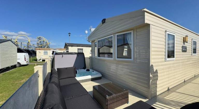 Fantasy Island - Eastgate D7 - The Merlin with Hot Tub - Coastal Caravan Breaks — photo 3