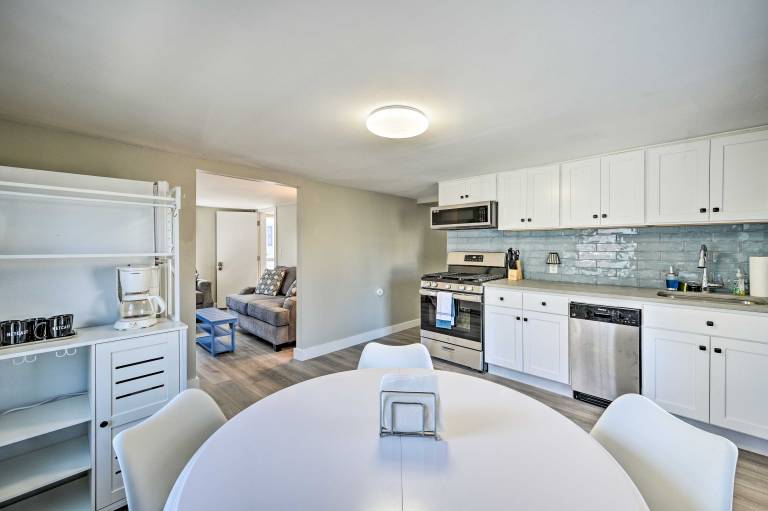 Lovely Rockport Apartment, Walk to Beaches! — photo 2