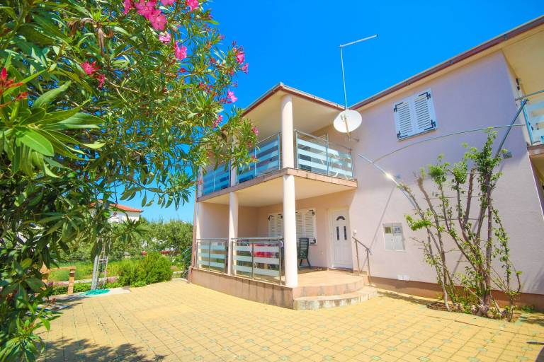 Holiday apartment with terrace, BBQ & garden — photo 4