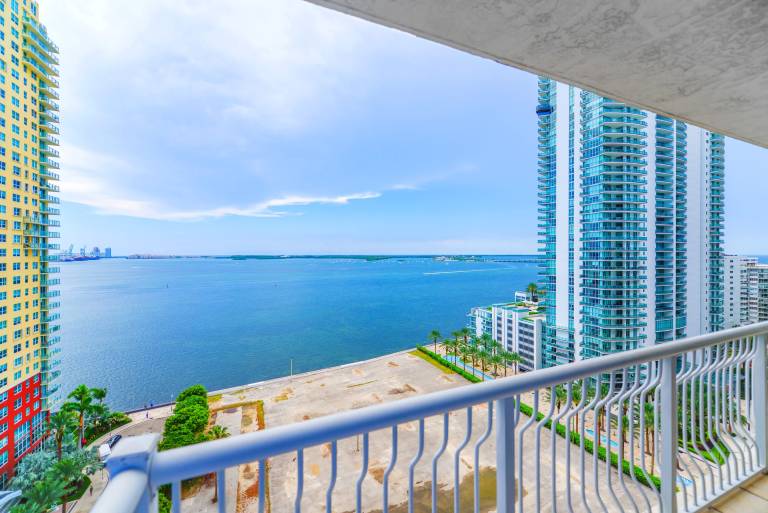 Oceanfront Bliss in Brickell Free Parking