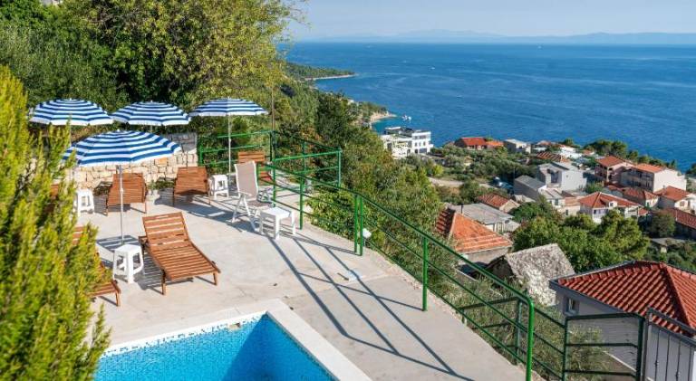 Apartment with pool, garden & terrace — photo 4