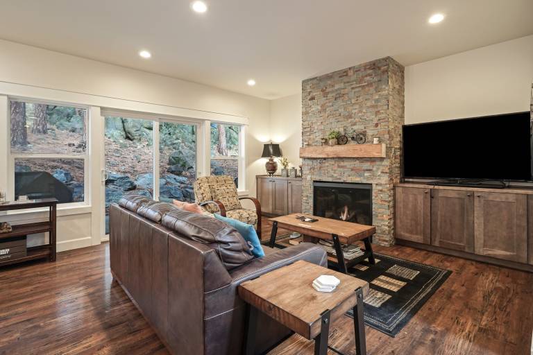 Trails End Retreat - Perfect Retreat Luxury Home, Guest Quarters, A/C, Foosball, Ping Pong — photo 2