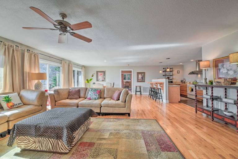 Scenic Pet-Friendly House w/ Private Hot Tub! — photo 4