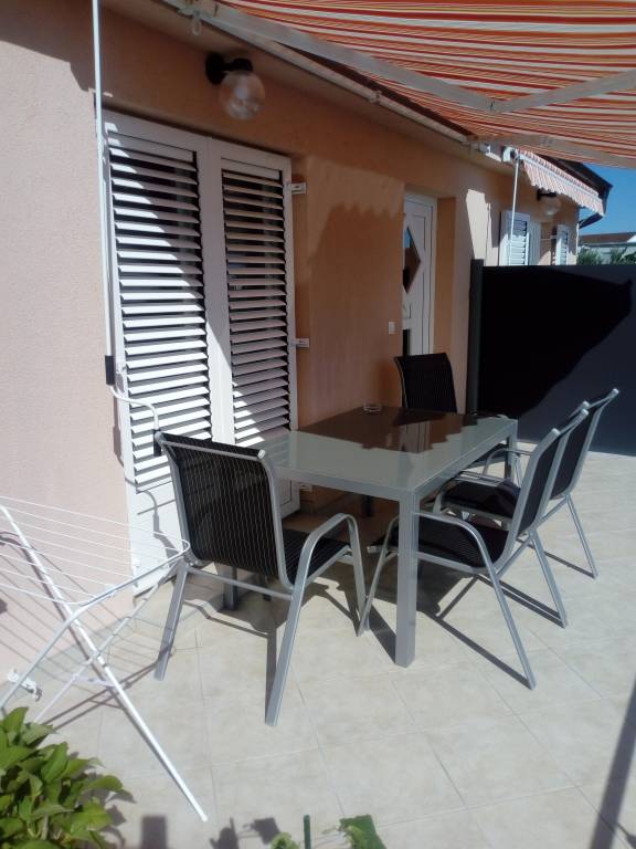 Holiday apartment with garden & BBQ | Garden view — photo 2