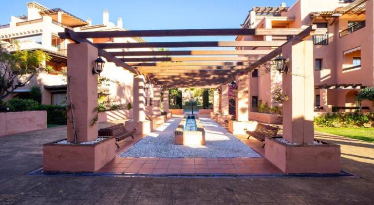 Apartment with pool — photo 4