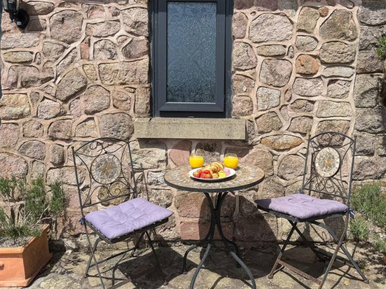 Cottage with barbeque & garden — photo 2