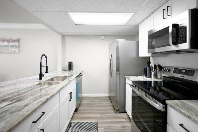 Apartment with pool — photo 4