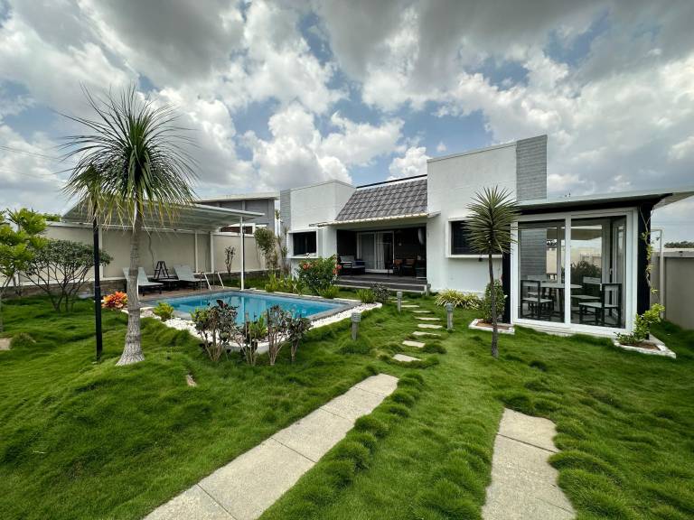 372 m&sup2; Villa