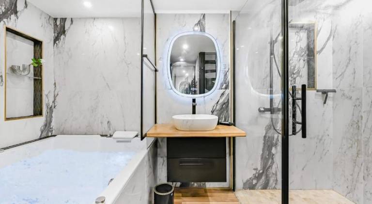 Apartment with jacuzzi — photo 2
