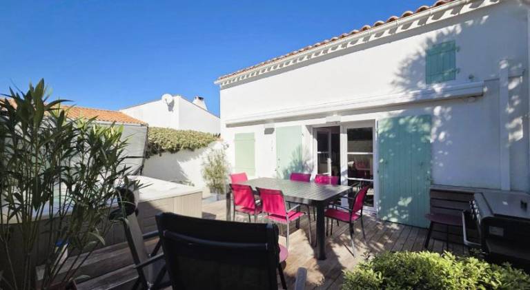 Vacation home with jacuzzi, terrace & yard | Suitable for remote work in Le Bois-Plage-en-Re