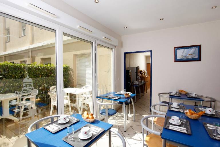 Serviced apartment with yard & terrace — photo 3