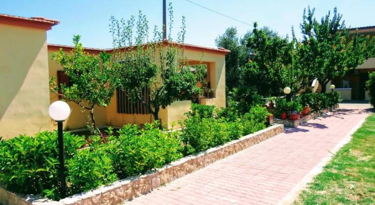 Holiday apartment with terrace, yard & barbeque — photo 5