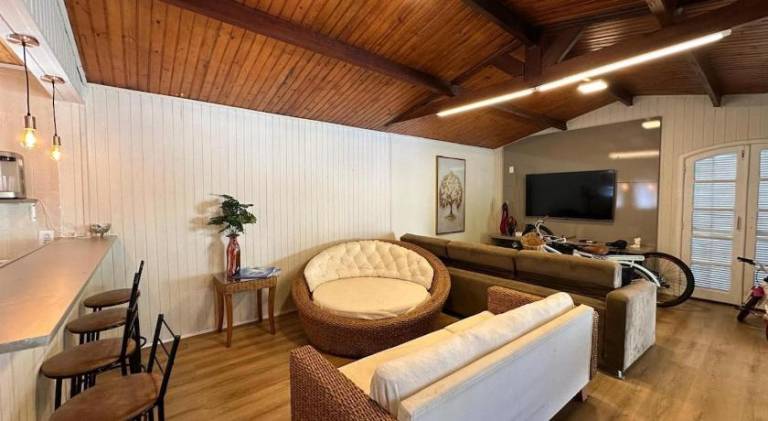House with pool — photo 4