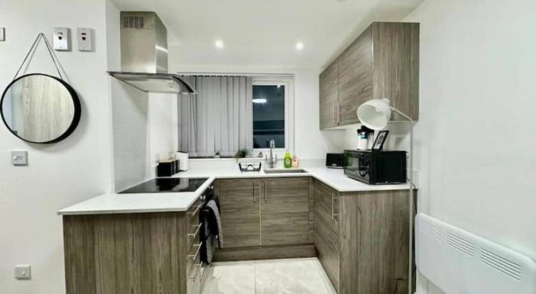Modern Top Floor 1BR Flat with Fast WiFi and Close To Amenities — photo 2