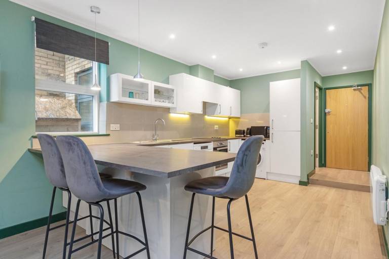 Spacious 2-Bed Flat with Outdoor Patio — photo 2