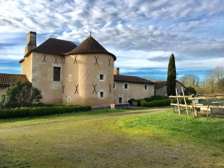 Vacation home with patio & pool in Chatellerault