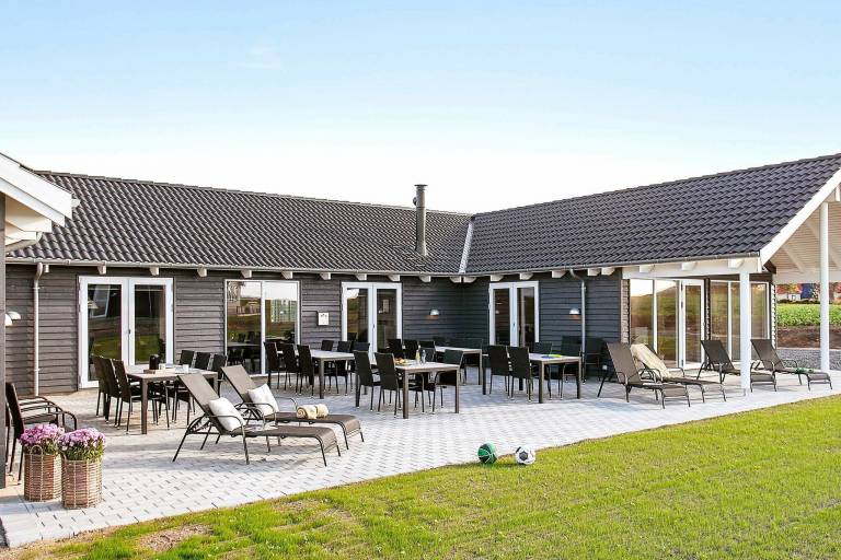 Vacation home with sauna, pool & patio — photo 2