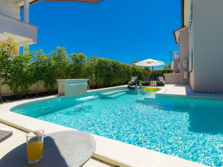Fully equipped beautiful vacation home with patio, private pool & garden | Pet-friendly — photo 3