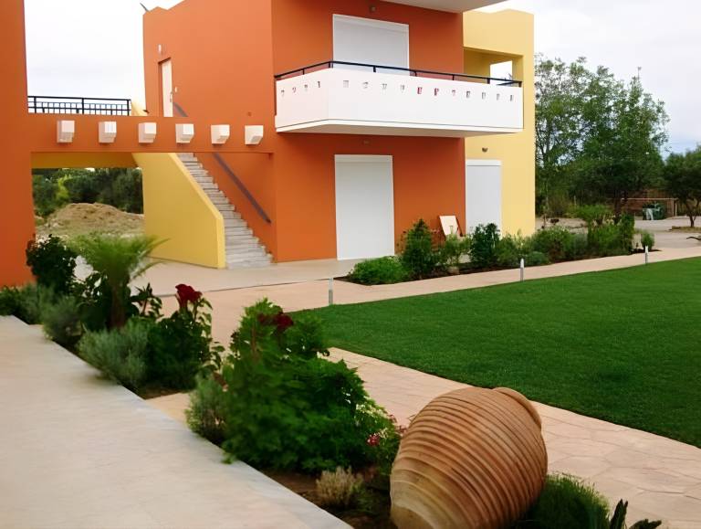 Serviced apartment with pool, patio & yard — photo 4
