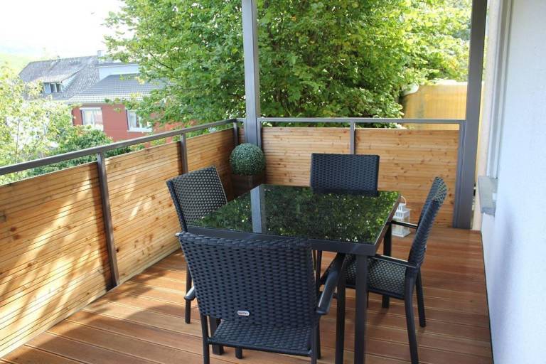 Schiefer Blick Wohnung mit Terrasse und Balkon