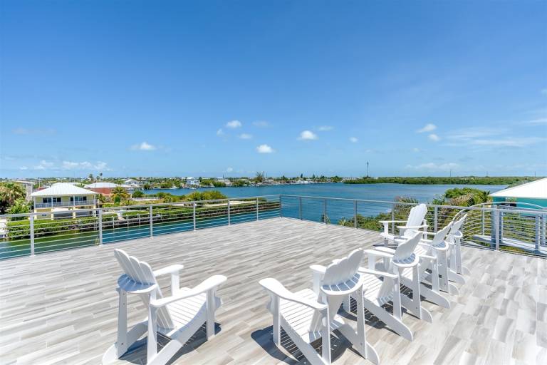 Off the Hook Luxury Waterfront Pool Home, Kayaks & Bikes! — photo 2