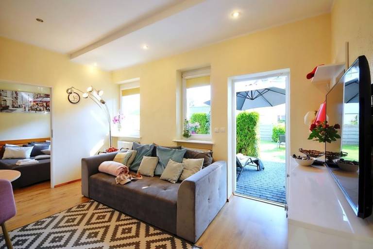 Apartment with BBQ, yard & patio — photo 4