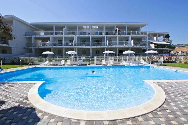 Rental apartment with pool, garden & terrace | Sea view in Pineto