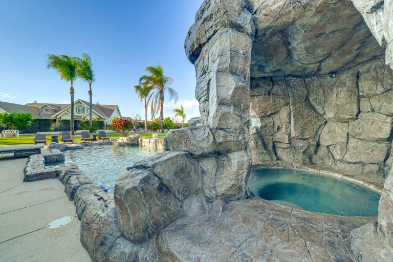 Expansive Riverside Mansion! Luxe, Family Friendly — photo 4
