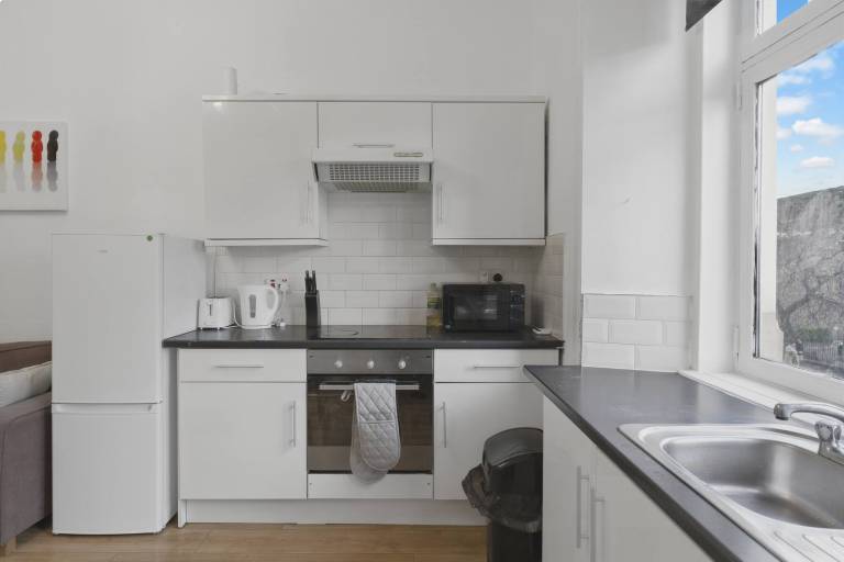 Family-oriented rental apartment with hot tub | Near Holyrood Palace | Pet-friendly — photo 3