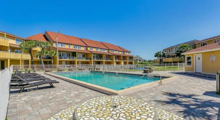 Vacation home with pool — photo 4