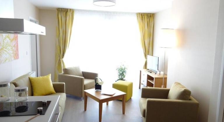 Serviced apartment with sauna, yard & pool — photo 2