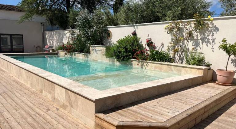 Apartment with jacuzzi, terrace & private pool in St.-Rémy-de-Provence