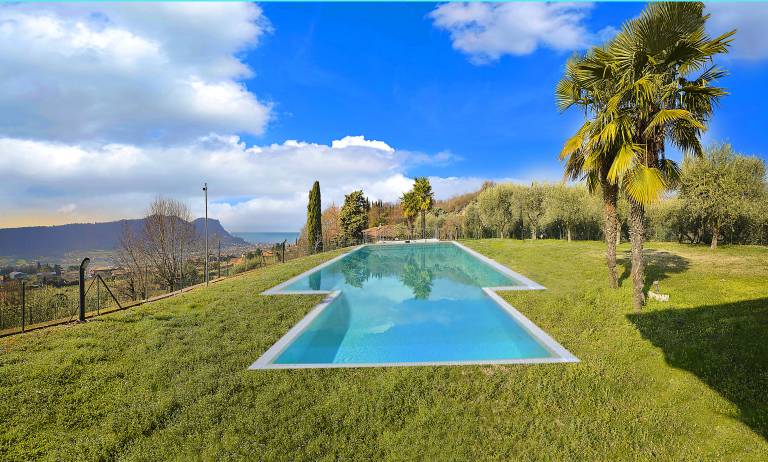 Vacation home with terrace, private pool & yard | Mountain view — photo 4