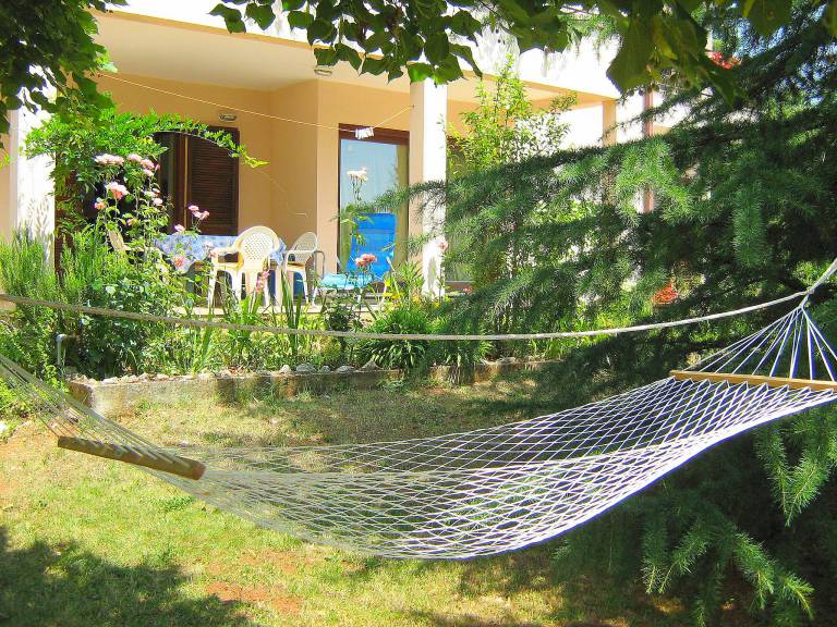 Rental apartment with yard, BBQ & terrace — photo 4