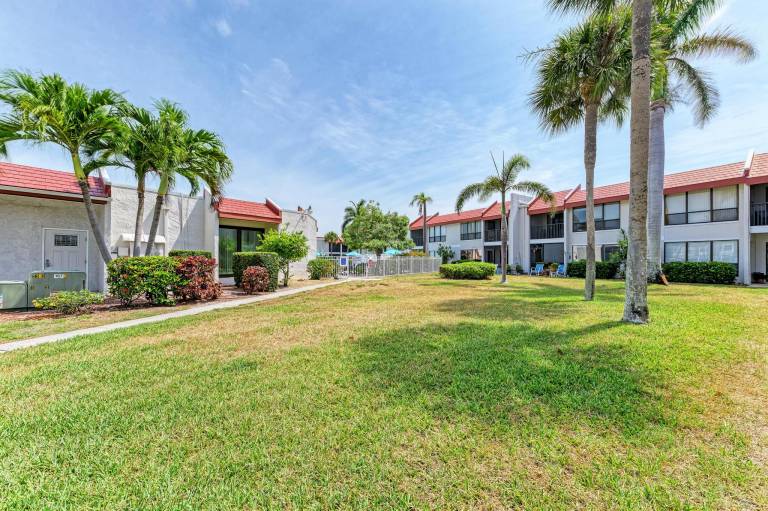 Child-friendly wonderful condo with private pool, barbecue & yard | Golf view | Next to the beach | Pets are welcome — photo 2