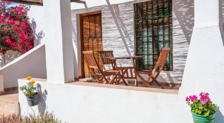 Vacation home with terrace, pool & yard — photo 5