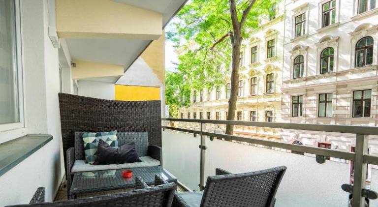 Wonderful holiday apartment with terrace & jacuzzi | Next to Naschmarkt | Suitable for remote work | Pets allowed — photo 4