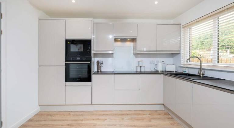 LANGLEY HOUSE Free Parking central LOCATION 5 bed all double with smart TV 3 BATHROOMS Loved by TRAD — photo 5