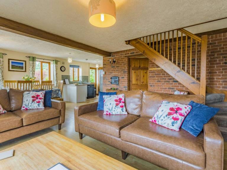 Fully equipped beautiful cottage with garden & hot tub | Dogs allowed — photo 3