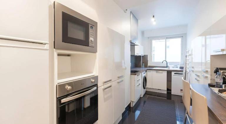 Fully equipped rental apartment with jacuzzi & terrace | Next to Arc de Triomphe | Suitable for remote work | Pets allowed — photo 5